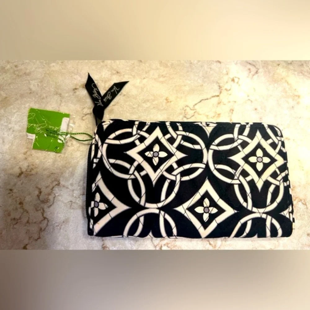 Black and White Vera Bradley Wallet.‎ New w/tags.